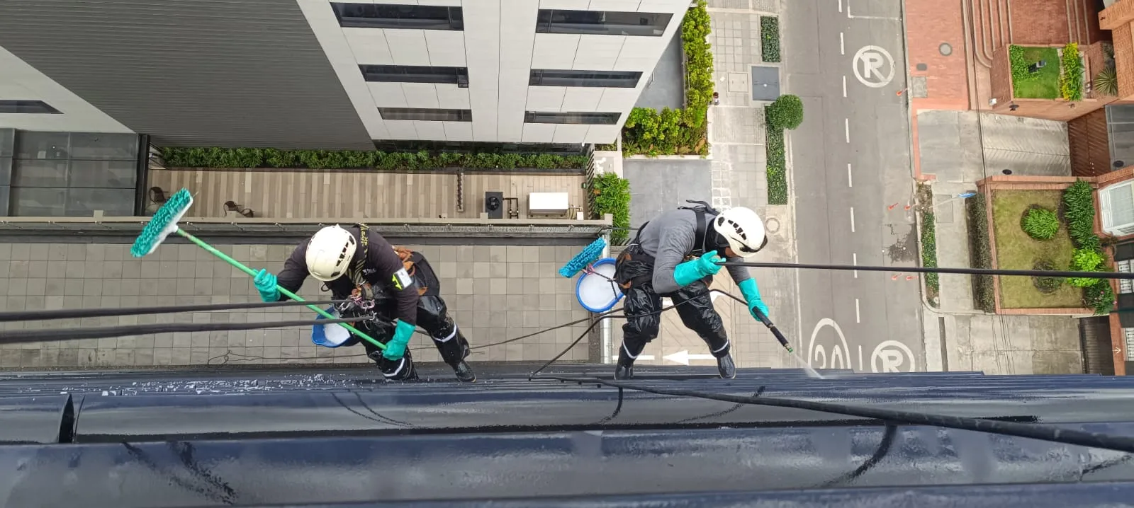 Técnicos de acceso por cuerda trabajando en la fachada de un edificio