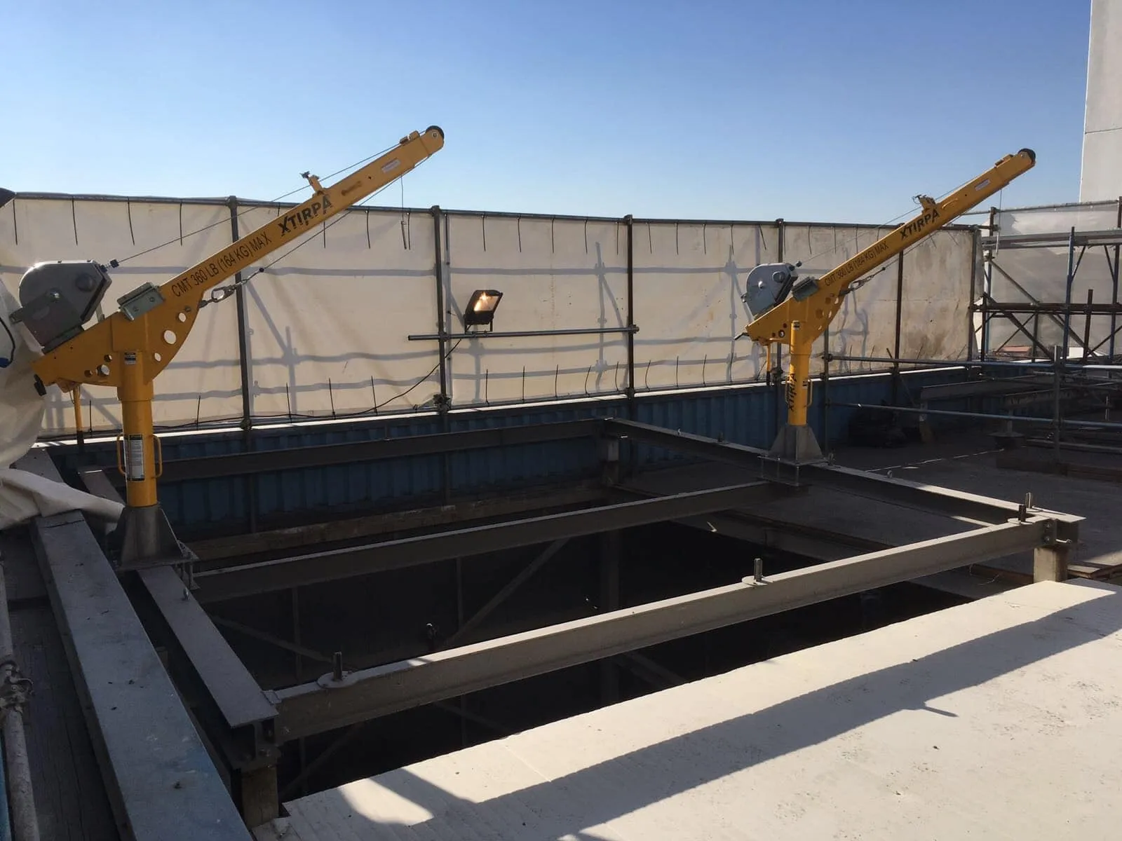 Brazos pescantes instalados junto a una abertura en cubierta
