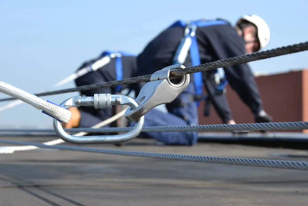 Arnés conectado a una línea de vida horizontal en cable