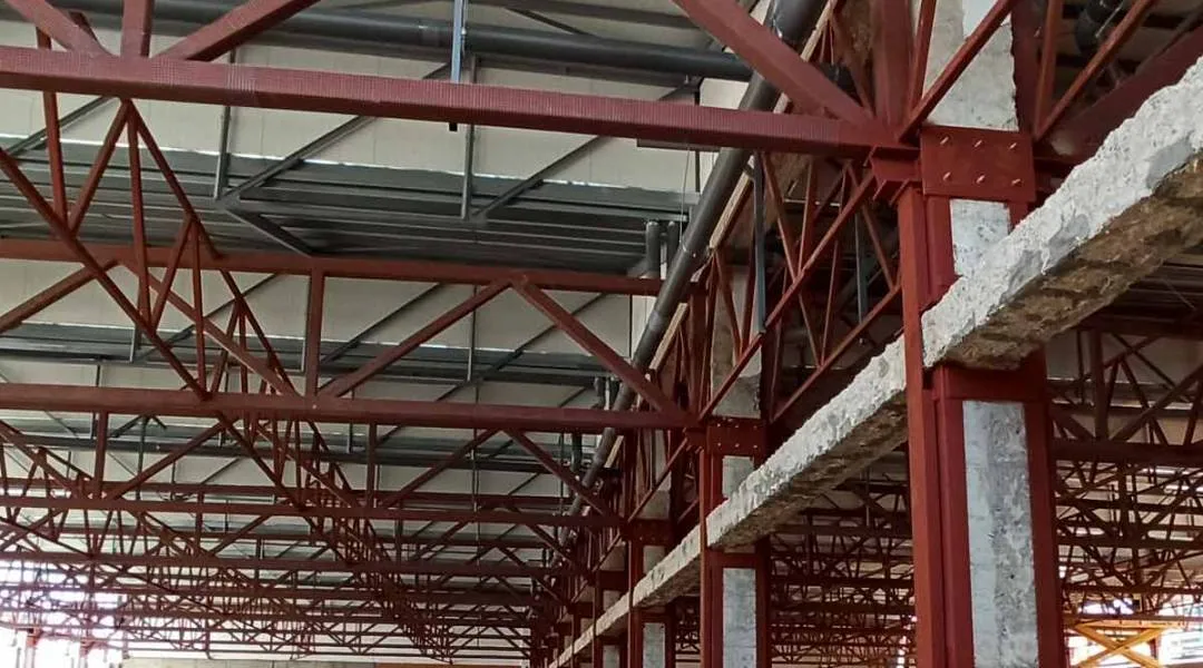 Estructura metálica de cubierta en proceso de reforzamiento